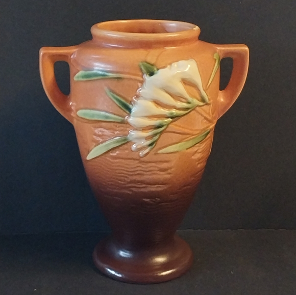 Roseville Pottery Freesia Tangerine 8" Footed Vase (121-8") - Picture 3 of 9
